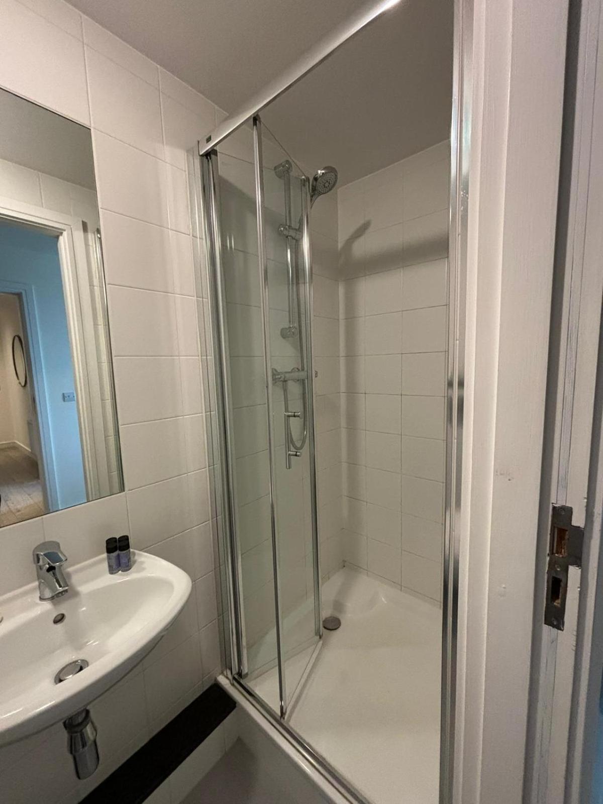 Grand Canal Square Apartments Дублин Экстерьер фото